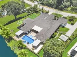 Luxury 8BR w Pool Mini-golf Soccer- 19 Guests
