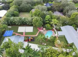 Spacious 8BR w Guesthouse POOL Tons of Games
