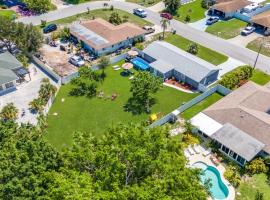 Spacious 4BR w pool BBQ grill theatre room, hotel v destinaci Bradenton