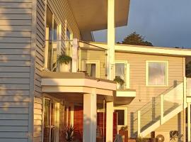 Luxurious waterfront accommodation, hotel with parking in Dunedin