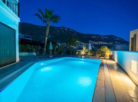 Spacious & private 4-bedroom villa with sea views, centrally located