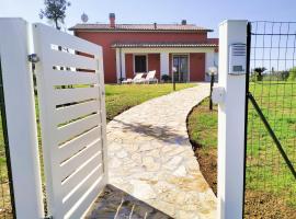 Villetta Fedora immersa nel verde, holiday home in Cecina