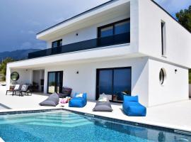 Design Villa SkyBlue mit Pool und Panorama Meerblick, hotel with jacuzzis in Podgora