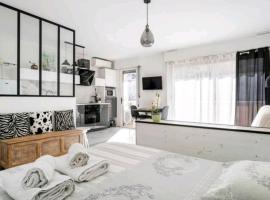 Design loft Studio climatisé parking et piscine, hotel em Vallauris