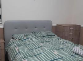 Spacious one bedroom flat w/ parking, hotel em Walsall