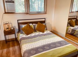 Cozy Room Next to Bond University, guest house in Gold Coast