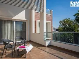 StayVista at Rootanian with Bathtub & Terrace