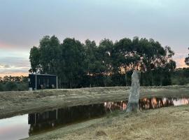 Waterfront Tiny Home in FarmStay, hotell med parkeringsplass i Buninyong