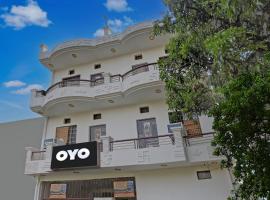 OYO Flagship 81301 Arman Residency Guest House、Kakarmathaの駐車場付きホテル