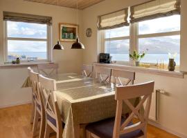 Sea & Mountain View 3 Bedroom, holiday home in Leynar