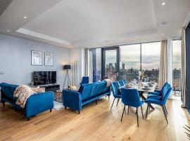 Luxury & Spacious 2 BR APT with City Views, hotell med jacuzzi i London