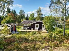 3 Bedroom Beautiful Home In Motala, cottage in Motala
