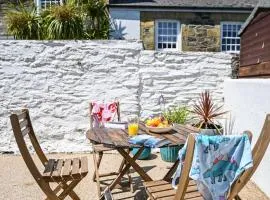 Palms 2 - Central, 5 mins walk to beach + parking!