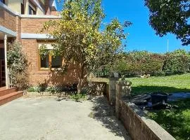 Casa grande con jardín
