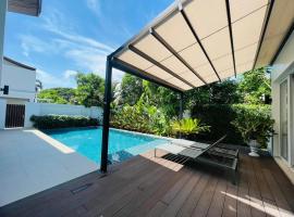 Viesnīca Luxury pool villa Pranburi is nearby the ocean. pilsētā Ban Pak Nam Pran