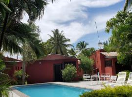 Bungalow 5 avec piscine à proximité de la plage, hotel in Nosy Be