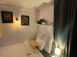 Cozy Projector Home, 6 Min to Metro, hotel in Aubervilliers