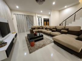 Little Orange Homestay, villa in Bintulu