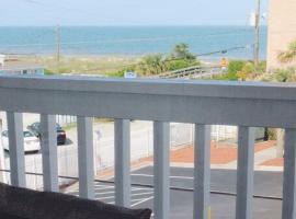 Kraken's Den * Oceanview * Steps to ocean * Pool, hotel in Carolina Beach