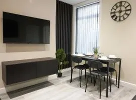 4 Bedroom, Sleeps 8, Free Parking, 5 mins from LFC, 15 Mins City Centre