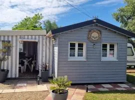 Chalet et caravane sur terrain privé , mer à pied