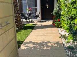 Elegant Glyfada Apartment-private Garden-Near METRO, hotel blizu znamenitosti Metro stanica Elliniko, Atina