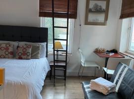 Unique London Apartment, ideal for Long Stays, chỗ nghỉ tự nấu nướng ở Finchley