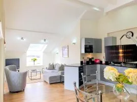 THE PENTHOUSE AT REGENT HOUSE Light and airy top floor with lift access 1 bedroom en-suite luxury apartment ULTRA CENTRAL LOCATION