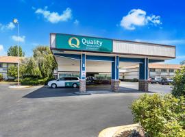 Quality Inn & Suites Medford Airport, hotelli kohteessa Medford