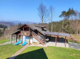 Počitniška hiška v gozdnem raju, cabaña o casa de campo en Trebče