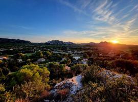 Eygalières, expérience de charme au cœur du vieux village!, hotel en Eygalières