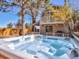 The Raccoon Retreat + Firepit + Spa + BBQ