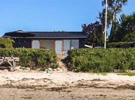2 Bedroom Beach Front Home In Rnde, holiday home in Rønde