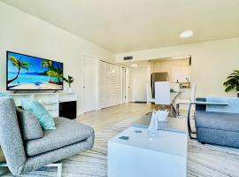 Coastal Charm: Waterfront with Free Parking - Walk to Beach, appartement in North Miami Beach
