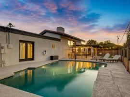 HUGE Golf course Family home-FREE Heated Pool-Theater-Gym, villa in Tempe