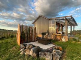 Romantic hilltop hideaway - Skyview Cottage, holiday home in Dairy Flat