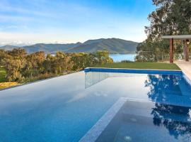 Mountain Bay Retreat near Goughs Bay Sleeps 10, vila mieste Goughs Bay