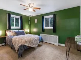 4-bedroom-Private cozy backyard w firepit
