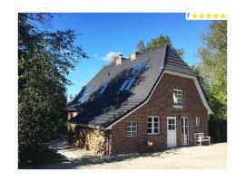 Nice holiday home with garden, hotel in Poppenbüll