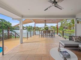 Serene Lakefront Villa with Private Pool, vakantiehuis in Westlake