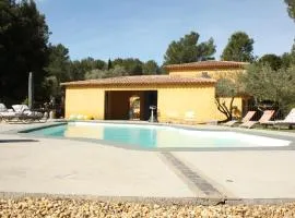 Très belle Bastide provençale avec Piscine pour 8 Personnes