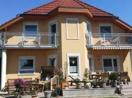 Moderne Ferienwohnung in Balatonfenyves mit Gepflegtem Garten