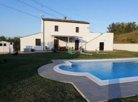 Ferienhaus mit Privatpool für 6 Personen ca 120 qm in Picciano, Adriaküste Italien Küste von Abruzzen، فندق في Picciano