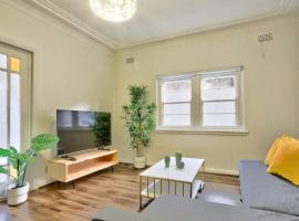 Charming 3 Bedroom on the edge of Downtown Herford St 2 E-Bikes Included, mökki kohteessa Sydney