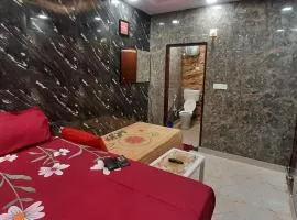 Aggarwal guest house lajpat nagar, rooms with private kitchen Android tv wifi and fridge