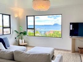 The Views - Omokoroa, hotel with parking in Omokoroa