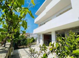 Blendi Guest House, hotel in Golem