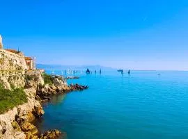 Luxe et charme Vieil Antibes 80m2 Clim Parking plages à pieds