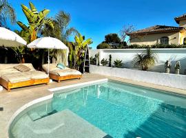 Casa Duende, Estepona, Private beach house with heated pool, hotell i Estepona