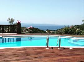 Luxury Villa Nefeli w Private Pool In Skiathos, Hotel in Troulos